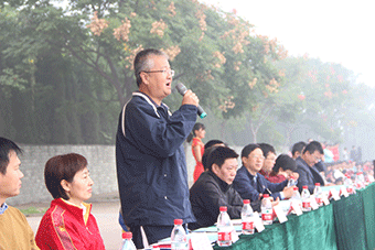 管理学院院长聂锐宣布运动会开幕