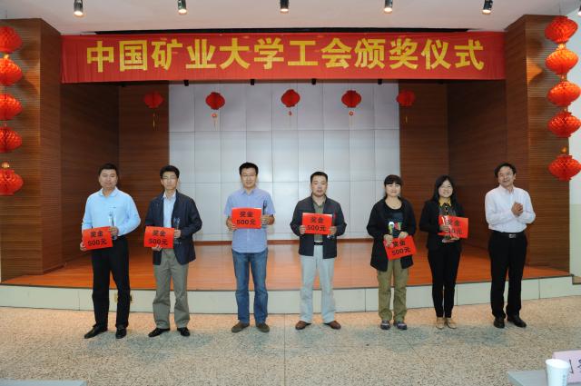 校工会常委张书毕为校十佳青年教职工颁奖 校工会常委张书毕为校十佳青年教职工颁奖