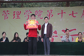 管理学院党委副书记赵超为获得团体一等奖的班级颁奖 管理学院党委副书记赵超为获得团体一等奖的班级颁奖
