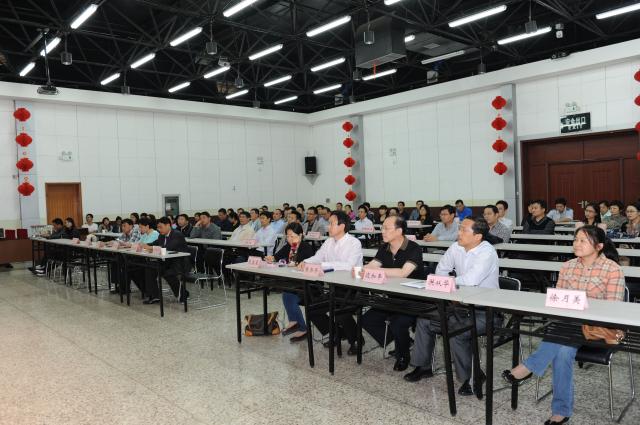 校工会常委、部门工会主席、获奖的单位和个人出席了颁奖大会 校工会常委、部门工会主席、获奖的单位和个人出席了颁奖大会