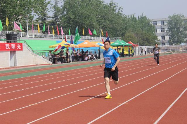陈世民老师参加男子组400m比赛 陈世民老师参加男子组400m比赛