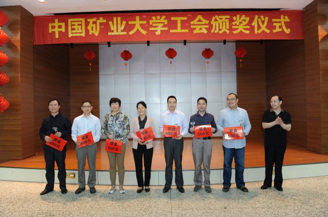 徐州市十佳师德模范边和平教授为校师德模范颁奖 徐州市十佳师德模范边和平教授为校师德模范颁奖