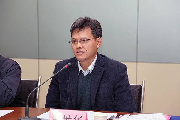 教代会执委会主任、校党委副书记蔡世华主持会议