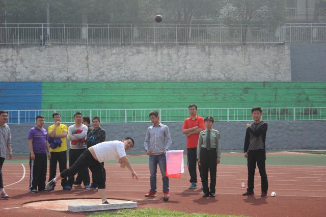 王贝贝老师参加男子铅球比赛 王贝贝老师参加男子铅球比赛