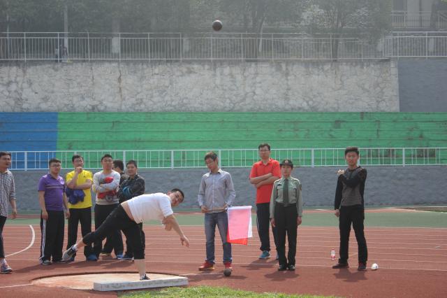 王贝贝老师参加男子铅球比赛