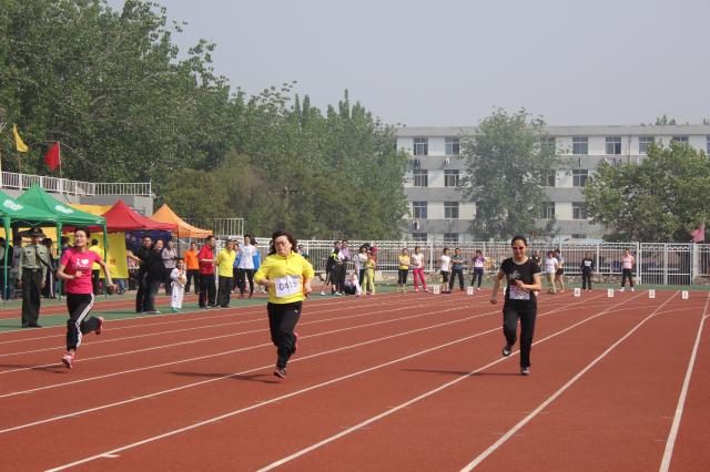 吴红宇老师参加女子组100m比赛 吴红宇老师参加女子组100m比赛