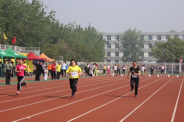 吴红宇老师参加女子组100m比赛